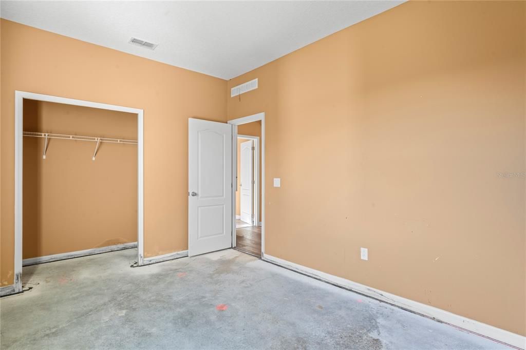 合同活跃: $310,000 (4 贝兹, 3 浴室, 2428 平方英尺)