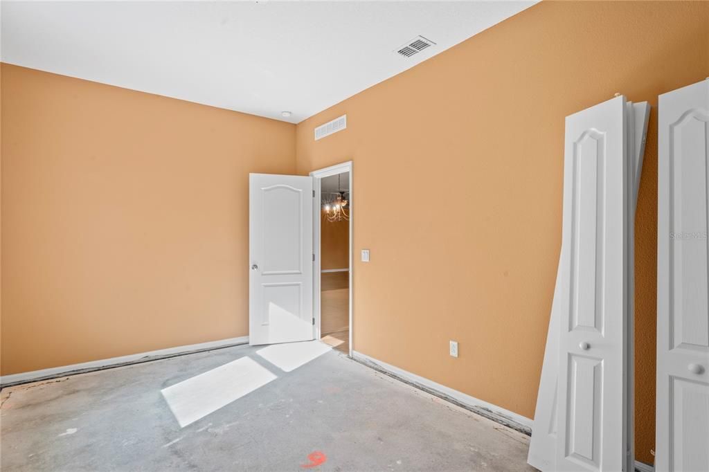 合同活跃: $310,000 (4 贝兹, 3 浴室, 2428 平方英尺)