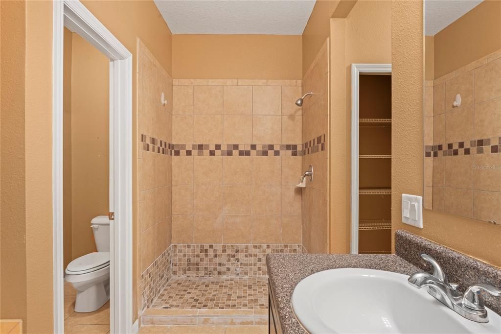 合同活跃: $310,000 (4 贝兹, 3 浴室, 2428 平方英尺)