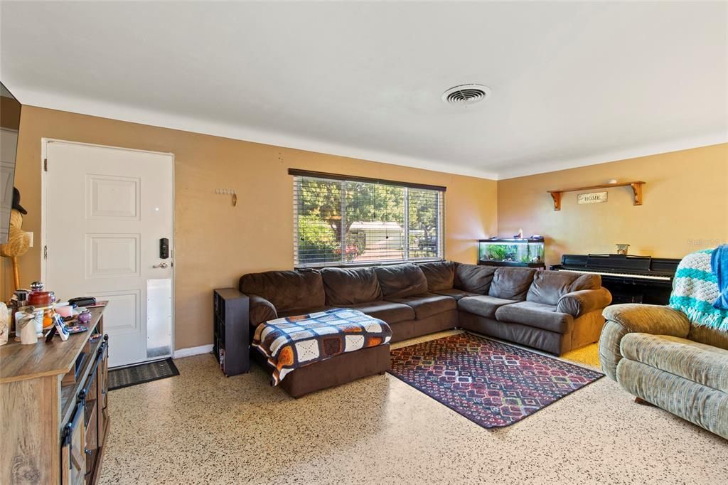 Active With Contract: $299,999 (2 beds, 1 baths, 1008 Square Feet)