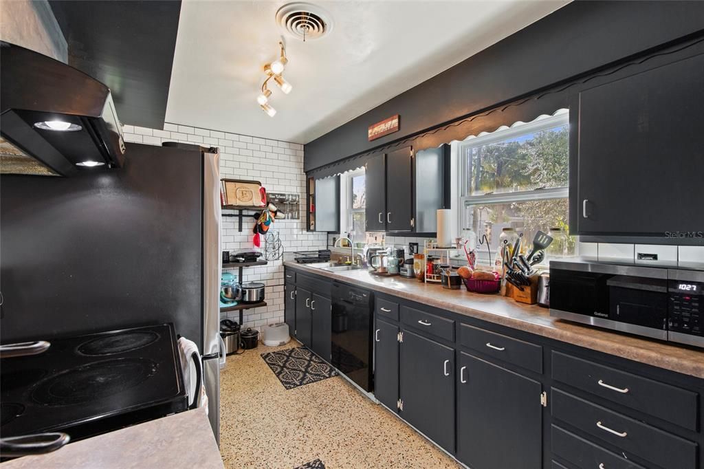 Active With Contract: $299,999 (2 beds, 1 baths, 1008 Square Feet)