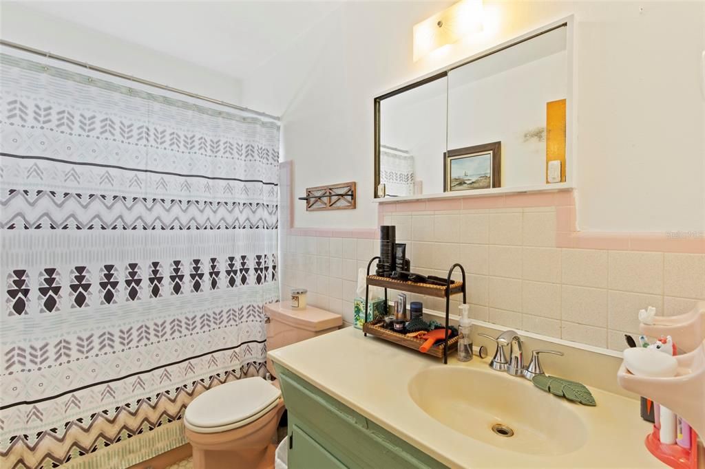 Active With Contract: $299,999 (2 beds, 1 baths, 1008 Square Feet)