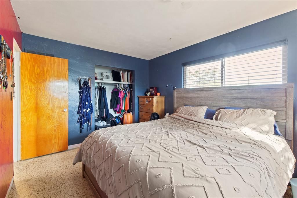 Active With Contract: $299,999 (2 beds, 1 baths, 1008 Square Feet)