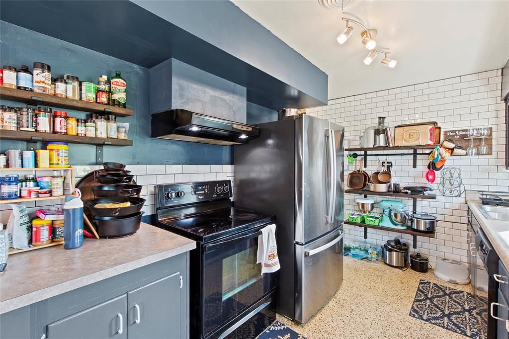 Active With Contract: $299,999 (2 beds, 1 baths, 1008 Square Feet)