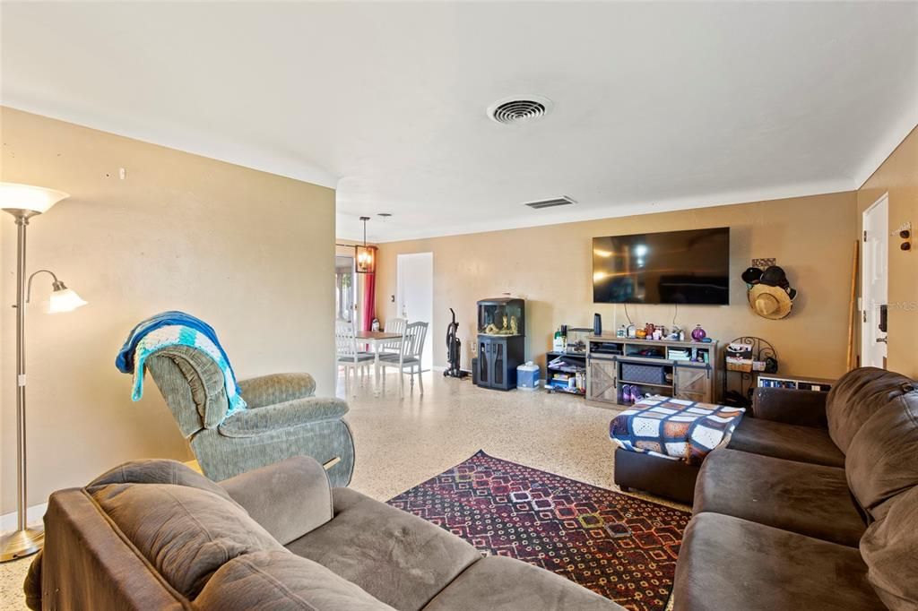 Active With Contract: $299,999 (2 beds, 1 baths, 1008 Square Feet)