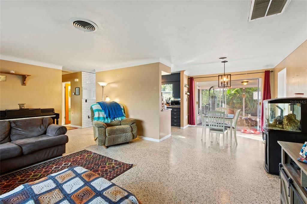 Active With Contract: $299,999 (2 beds, 1 baths, 1008 Square Feet)