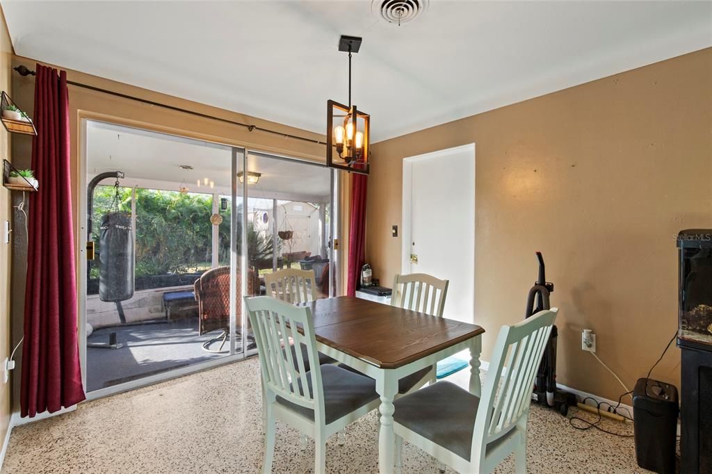 Active With Contract: $299,999 (2 beds, 1 baths, 1008 Square Feet)