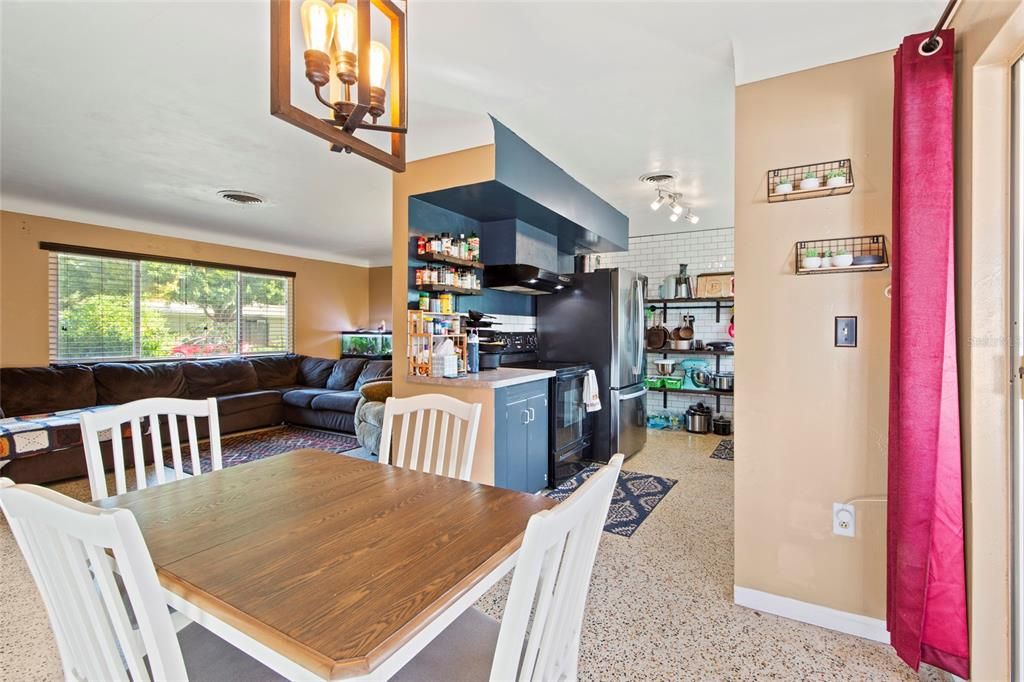 Active With Contract: $299,999 (2 beds, 1 baths, 1008 Square Feet)