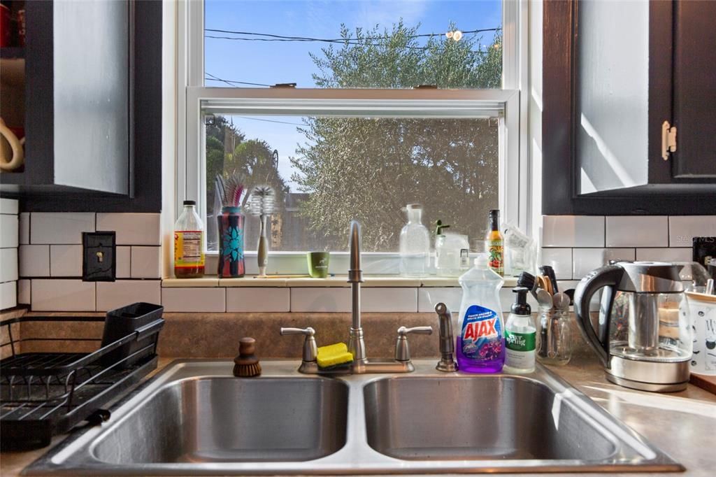 Active With Contract: $299,999 (2 beds, 1 baths, 1008 Square Feet)