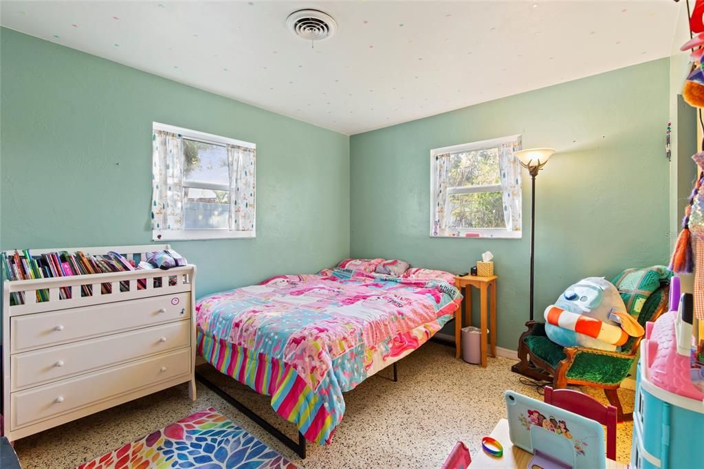 Active With Contract: $299,999 (2 beds, 1 baths, 1008 Square Feet)