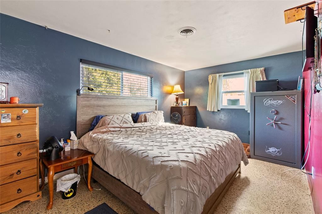 Active With Contract: $299,999 (2 beds, 1 baths, 1008 Square Feet)