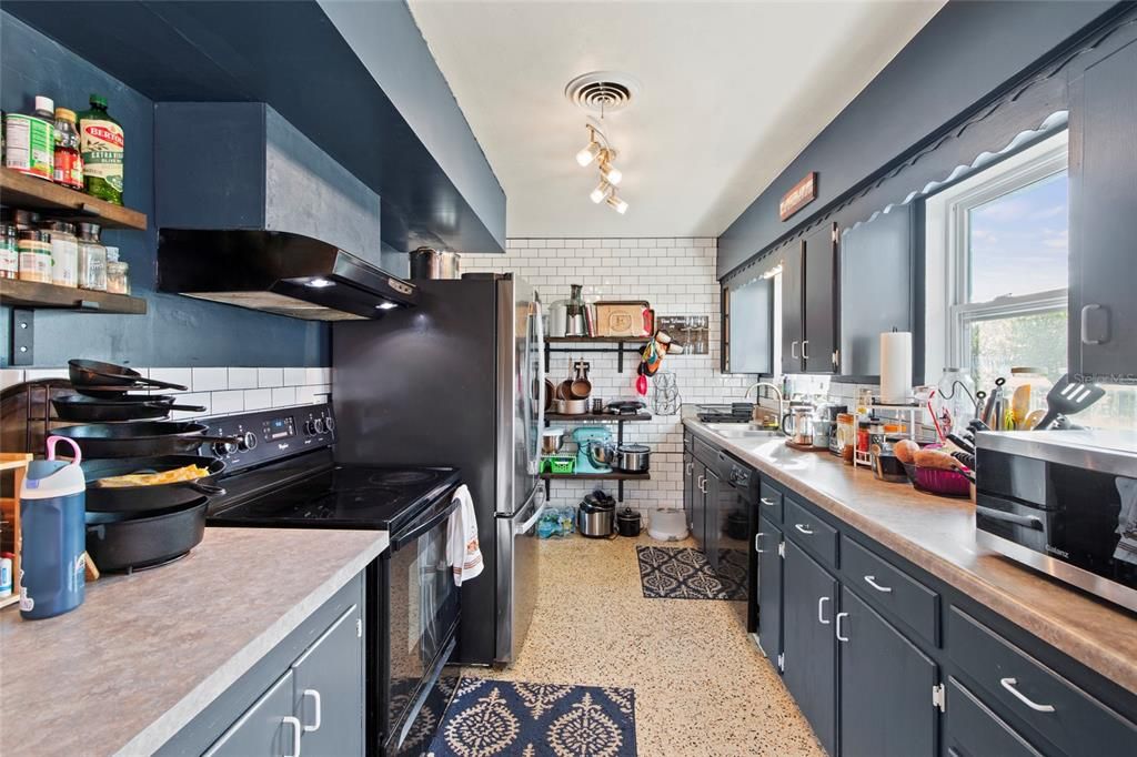 Active With Contract: $299,999 (2 beds, 1 baths, 1008 Square Feet)