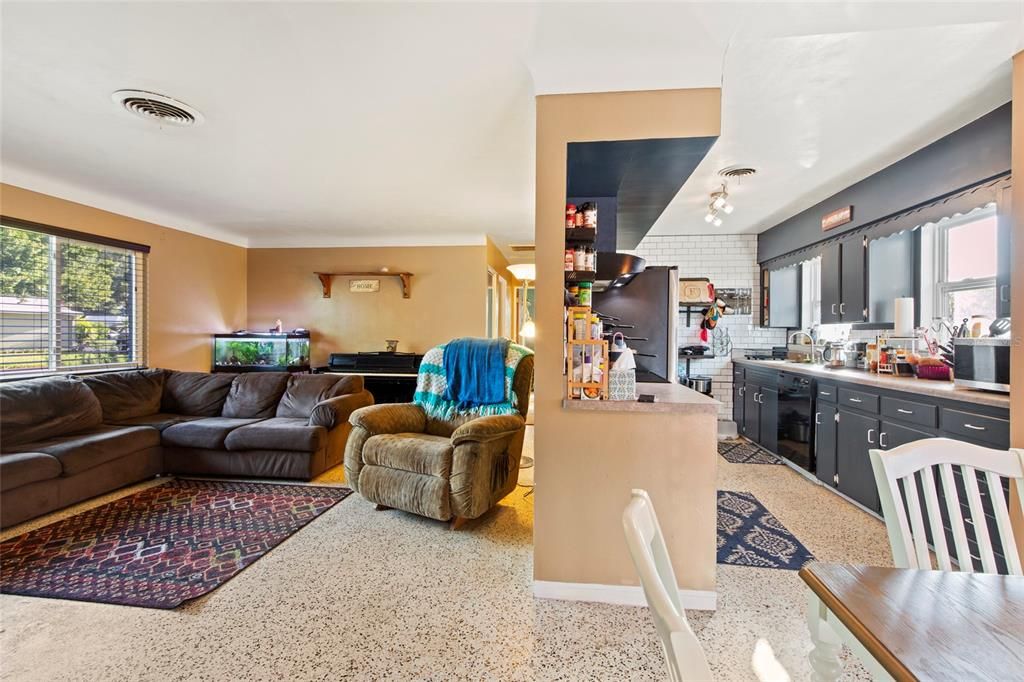 Active With Contract: $299,999 (2 beds, 1 baths, 1008 Square Feet)