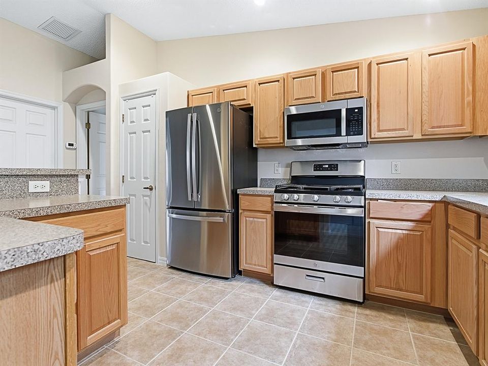 Active With Contract: $209,247 (2 beds, 2 baths, 1423 Square Feet)