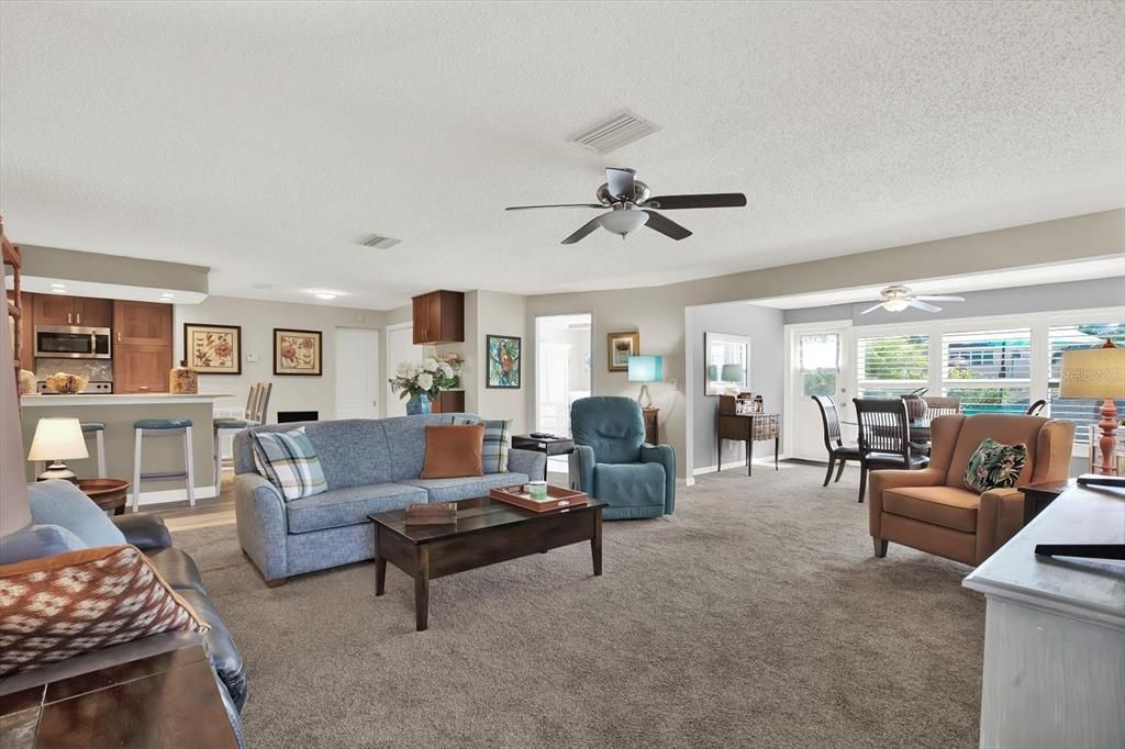 合同活跃: $250,000 (3 贝兹, 2 浴室, 1635 平方英尺)