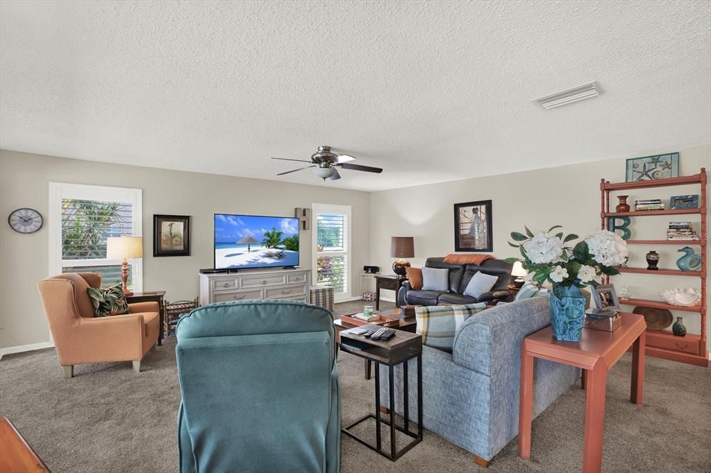 合同活跃: $250,000 (3 贝兹, 2 浴室, 1635 平方英尺)