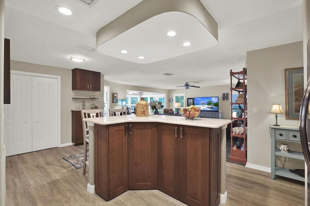 合同活跃: $250,000 (3 贝兹, 2 浴室, 1635 平方英尺)