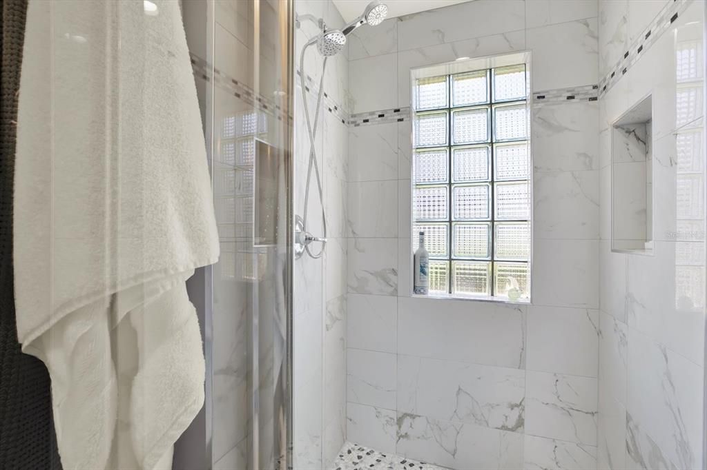 合同活跃: $250,000 (3 贝兹, 2 浴室, 1635 平方英尺)