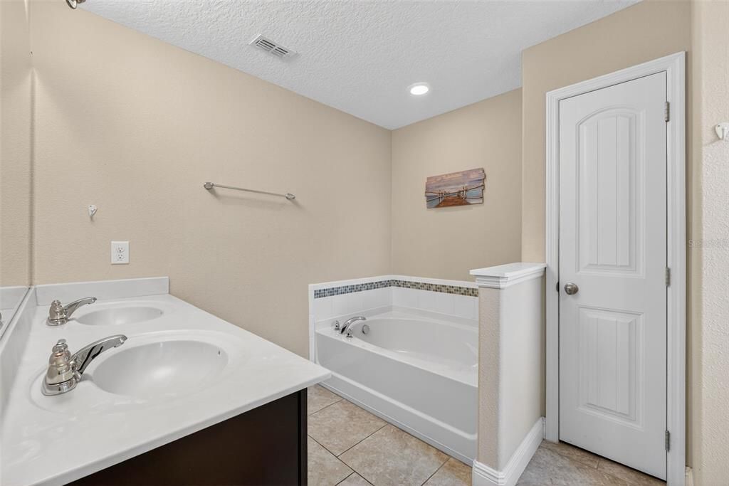 For Sale: $484,000 (5 beds, 4 baths, 2777 Square Feet)