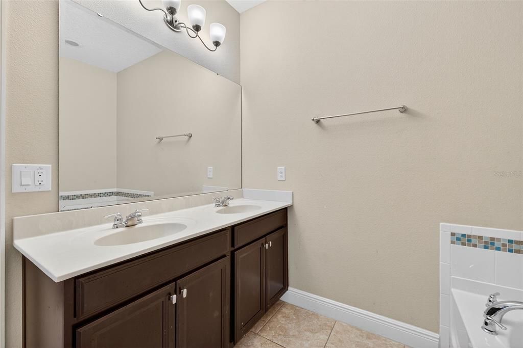 For Sale: $484,000 (5 beds, 4 baths, 2777 Square Feet)