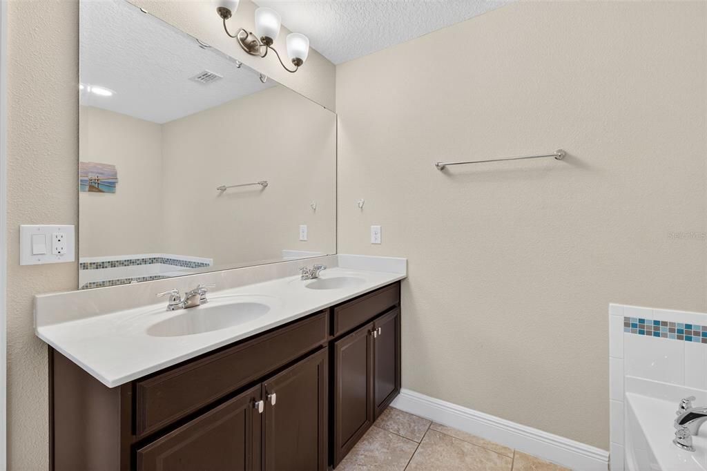 For Sale: $484,000 (5 beds, 4 baths, 2777 Square Feet)