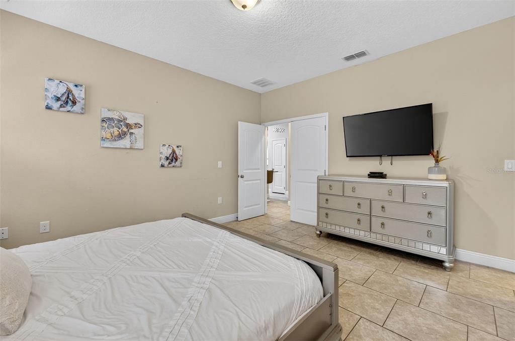 For Sale: $484,000 (5 beds, 4 baths, 2777 Square Feet)