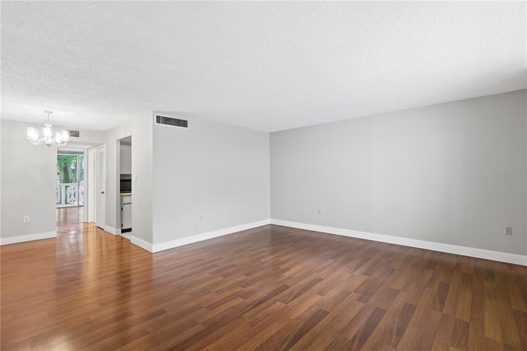 For Sale: $129,000 (1 beds, 1 baths, 775 Square Feet)