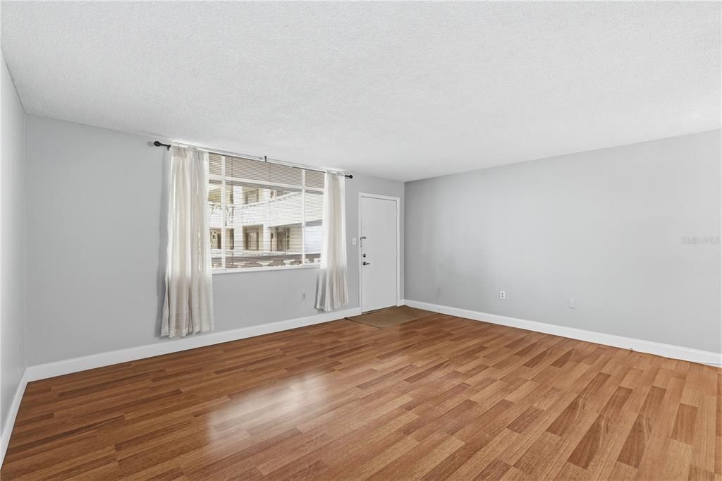 For Sale: $129,000 (1 beds, 1 baths, 775 Square Feet)