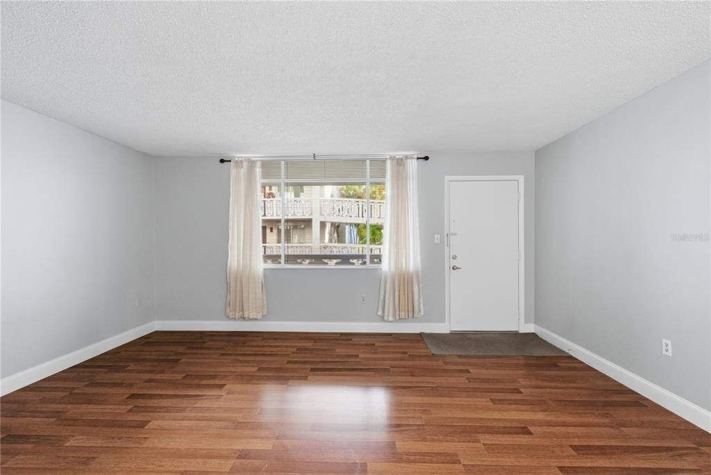 For Sale: $129,000 (1 beds, 1 baths, 775 Square Feet)