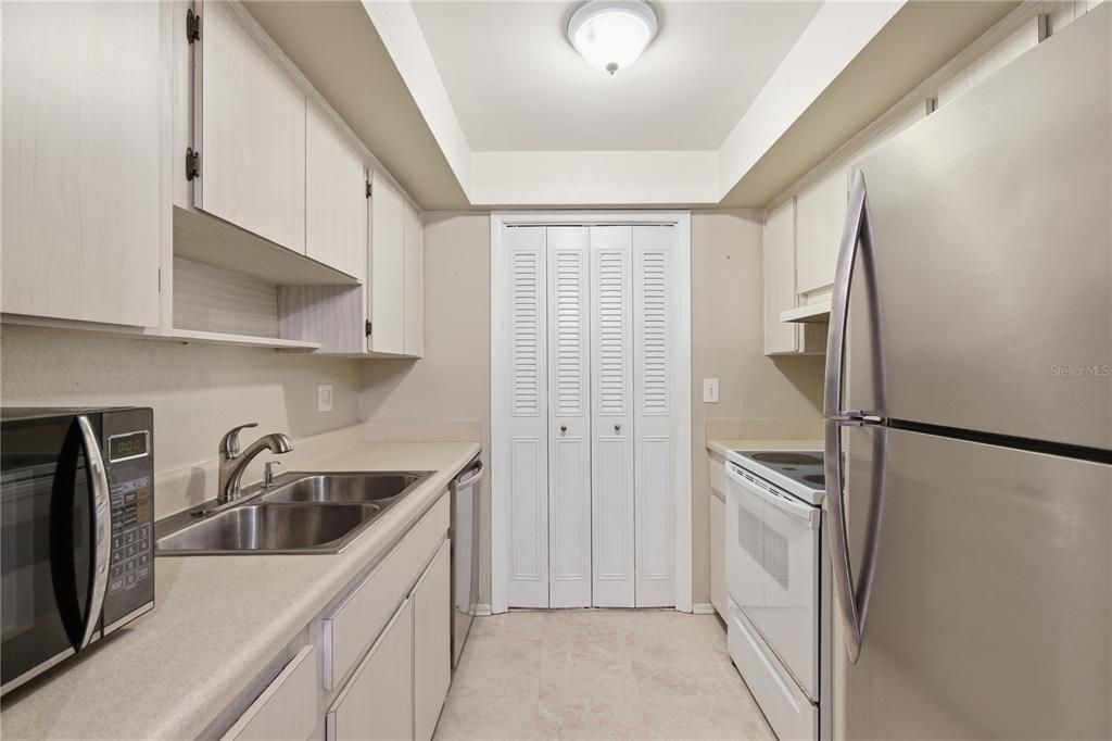 For Sale: $129,000 (1 beds, 1 baths, 775 Square Feet)