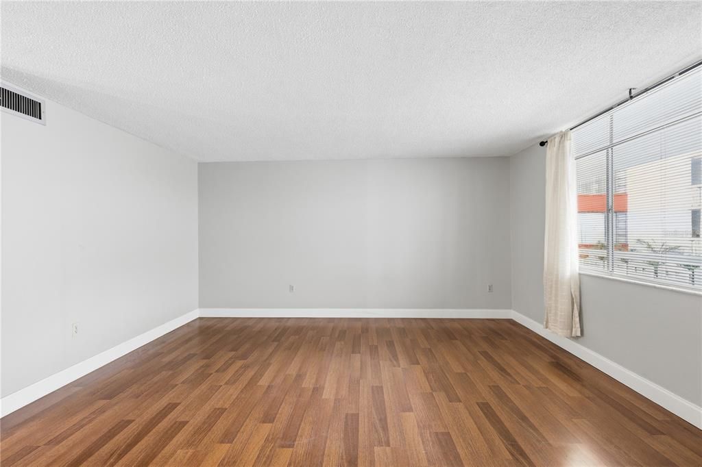 For Sale: $129,000 (1 beds, 1 baths, 775 Square Feet)