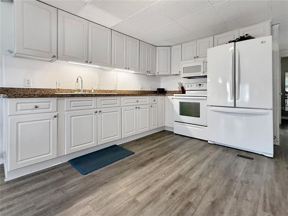 For Sale: $85,000 (2 beds, 1 baths, 660 Square Feet)