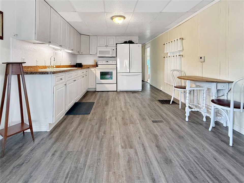 For Sale: $85,000 (2 beds, 1 baths, 660 Square Feet)