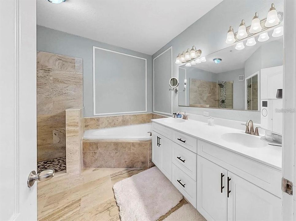 For Sale: $325,000 (2 beds, 2 baths, 1368 Square Feet)