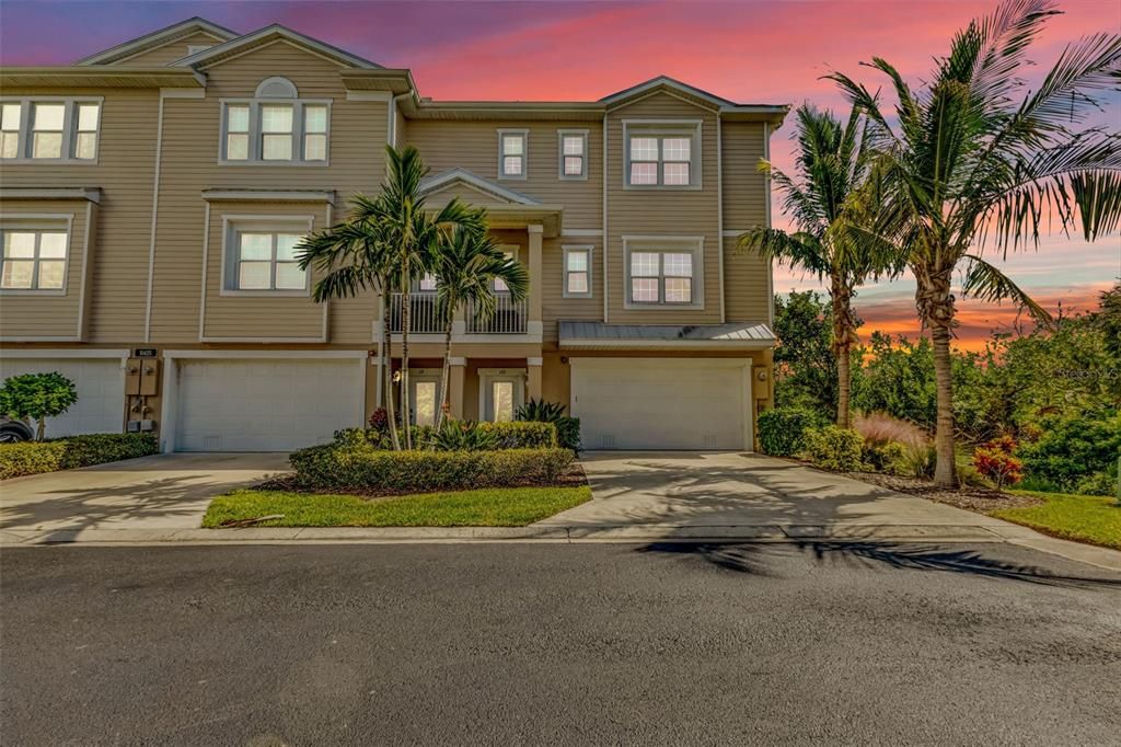 For Sale: $550,000 (4 beds, 3 baths, 2640 Square Feet)