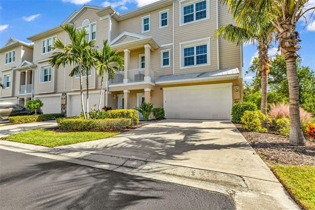 For Sale: $550,000 (4 beds, 3 baths, 2640 Square Feet)