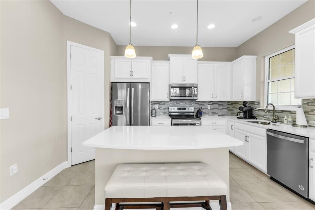 For Sale: $550,000 (4 beds, 3 baths, 2640 Square Feet)