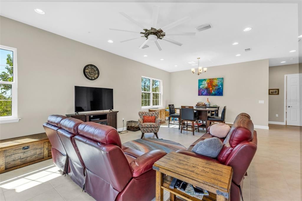 For Sale: $550,000 (4 beds, 3 baths, 2640 Square Feet)