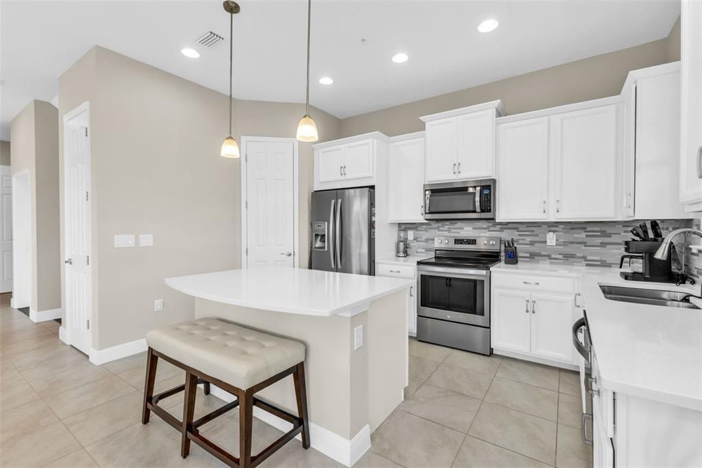 For Sale: $550,000 (4 beds, 3 baths, 2640 Square Feet)