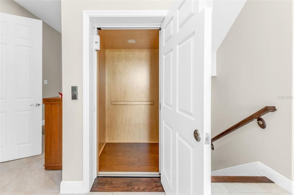 For Sale: $550,000 (4 beds, 3 baths, 2640 Square Feet)