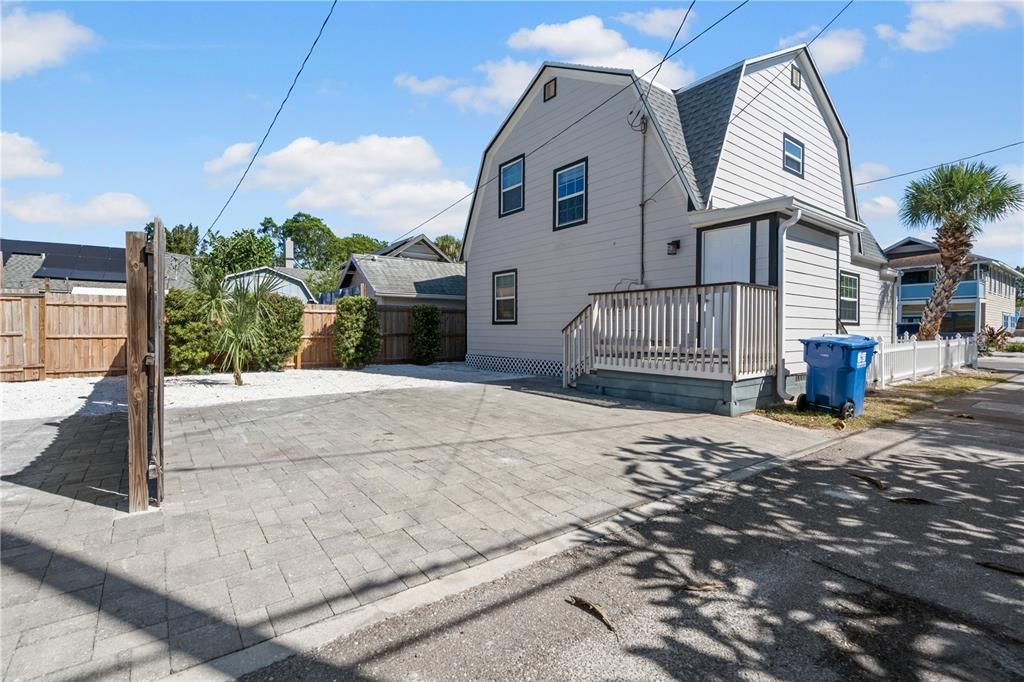 На продажу: $775,900 (4 спален, 4 ванн, 1972 Квадратных фут)