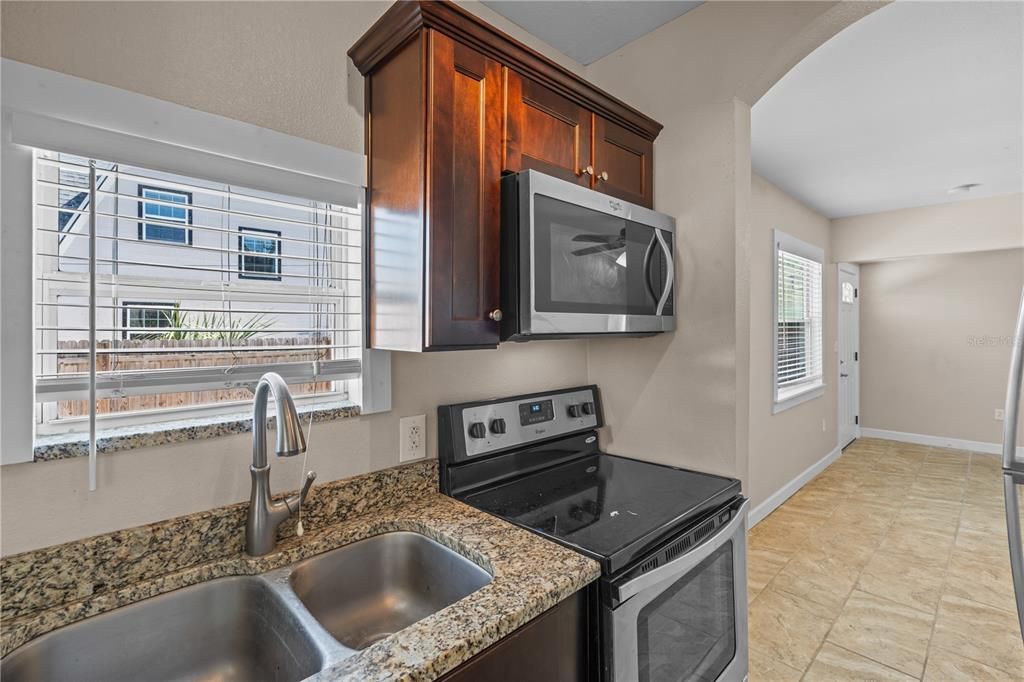 На продажу: $775,900 (4 спален, 4 ванн, 1972 Квадратных фут)