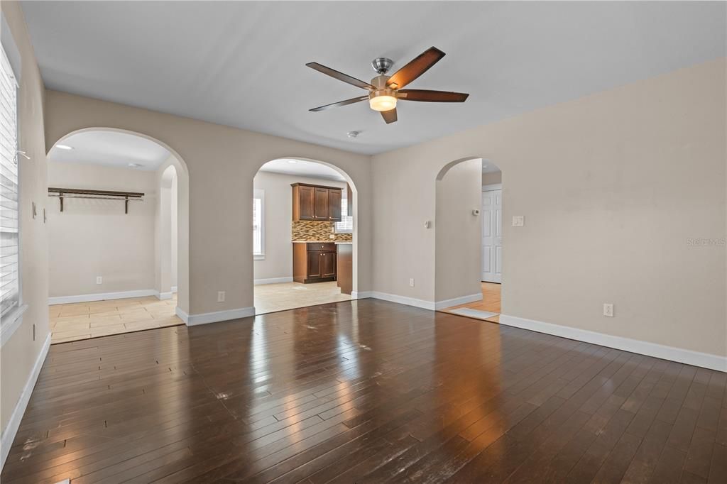 На продажу: $775,900 (4 спален, 4 ванн, 1972 Квадратных фут)