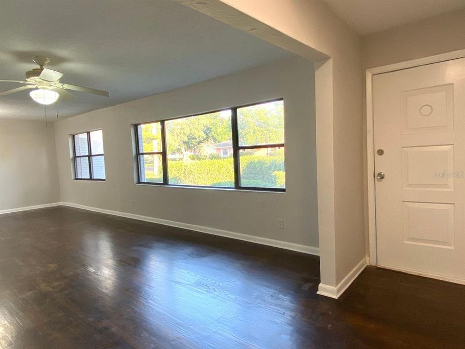 For Rent: $2,595 (4 beds, 2 baths, 1936 Square Feet)