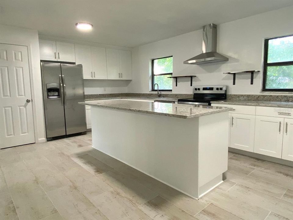 For Rent: $2,595 (4 beds, 2 baths, 1936 Square Feet)