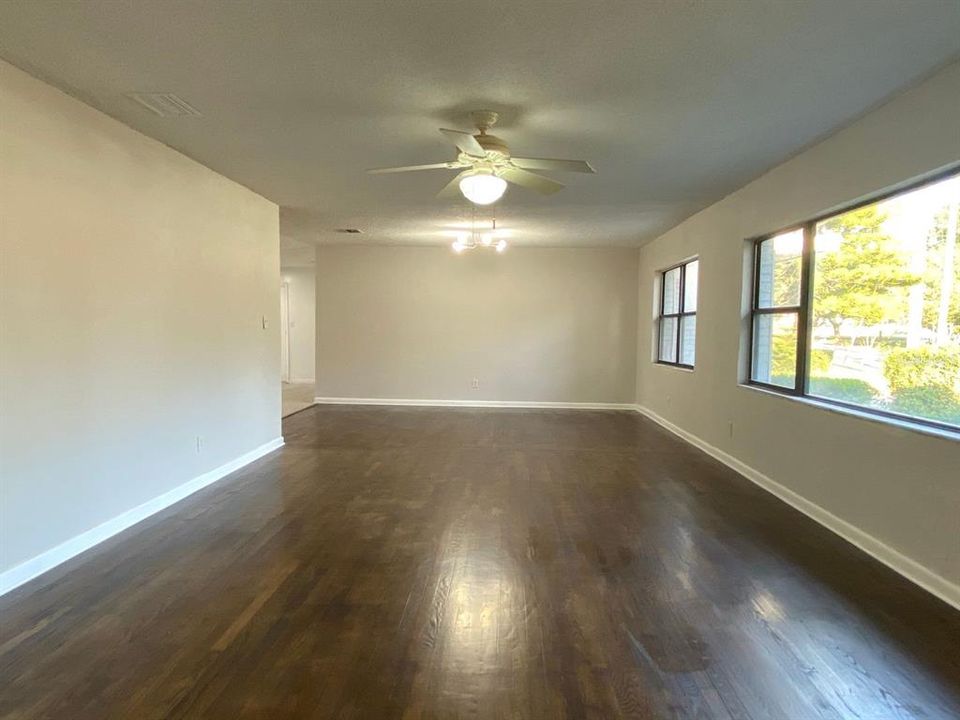 For Rent: $2,595 (4 beds, 2 baths, 1936 Square Feet)