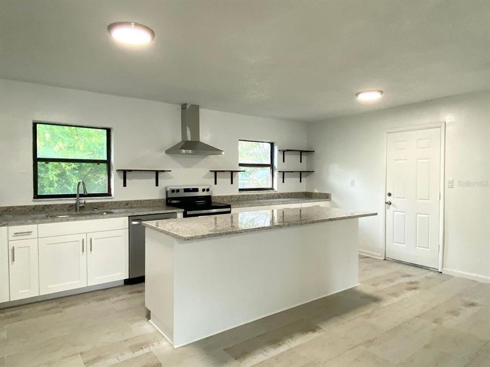 For Rent: $2,595 (4 beds, 2 baths, 1936 Square Feet)