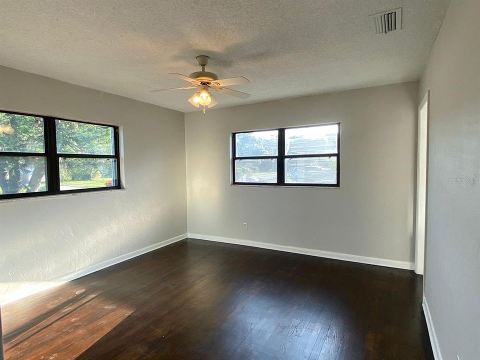 For Rent: $2,595 (4 beds, 2 baths, 1936 Square Feet)