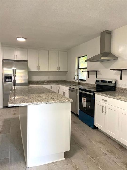 For Rent: $2,595 (4 beds, 2 baths, 1936 Square Feet)