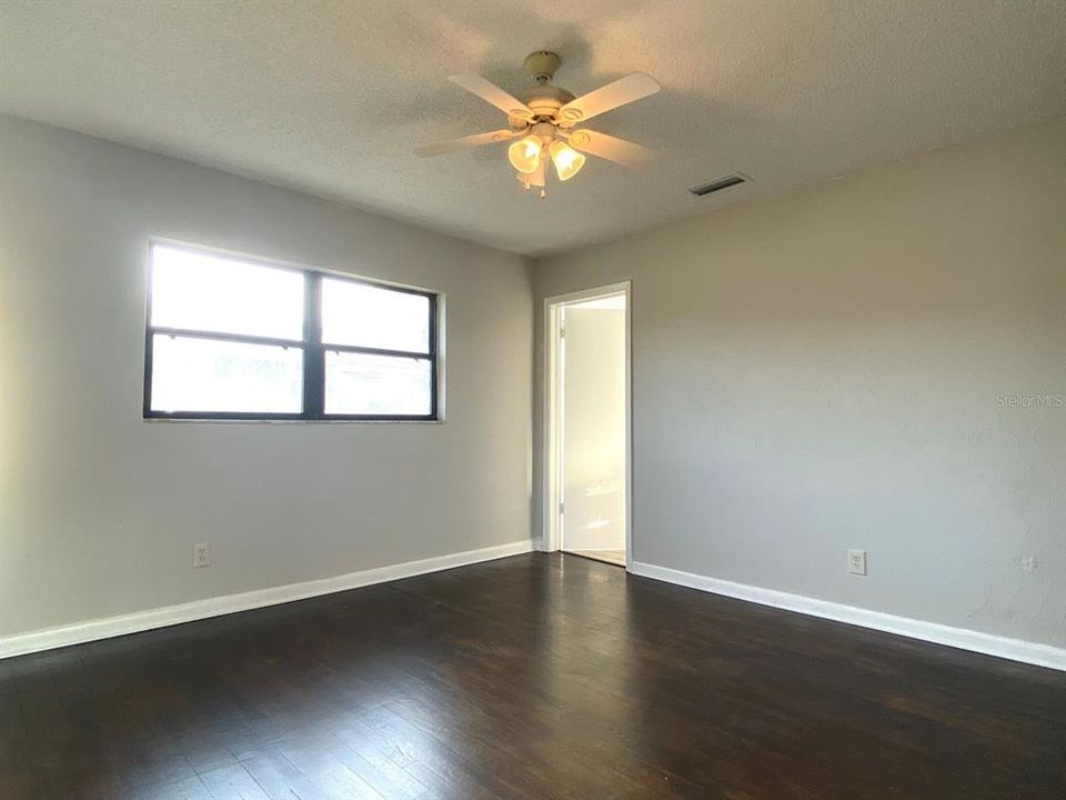 For Rent: $2,595 (4 beds, 2 baths, 1936 Square Feet)